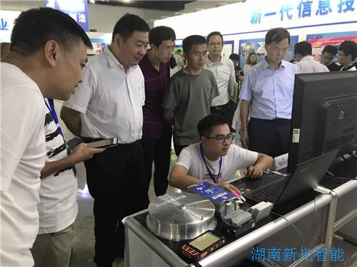 雙創(chuàng)活動(dòng)周期間，湖南省發(fā)改委省黨組成員、副主任卓群參觀新光智能井蓋